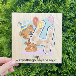 Drewniana kartka na czwarte urodziny z misiem