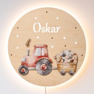 Drewniana lampka nocna z imieniem - Traktor z zwierzątkami zbliżenie