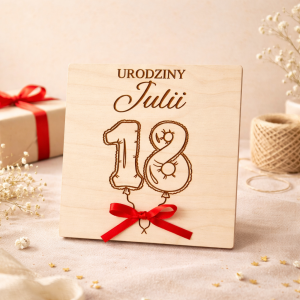 Drewniana kartka na 18. urodziny z personalizacją i miejscem na pieniądze.
