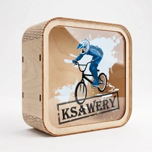 Skarbonka z imieniem – rowerzysta w kasku na pumptracku, przód